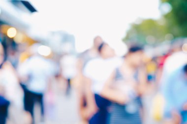 Bulanık insanlar Bangkok Tayland 'da Chatuchak pazarından alışveriş yapıyor.