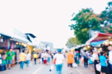 Bulanık insanlar Bangkok Tayland 'da Chatuchak pazarından alışveriş yapıyor.
