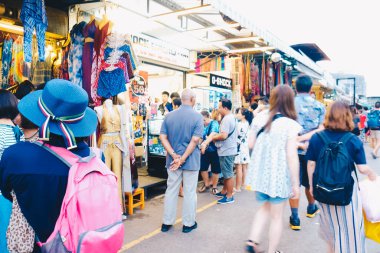 Bulanık insanlar Bangkok Tayland 'da Chatuchak pazarından alışveriş yapıyor.