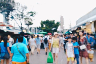 Bulanık insanlar Bangkok Tayland 'da Chatuchak pazarından alışveriş yapıyor.