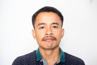 Çılgın, zeki bıyıklı adam beyaz arka plan modacısına yarım portre asıyor.