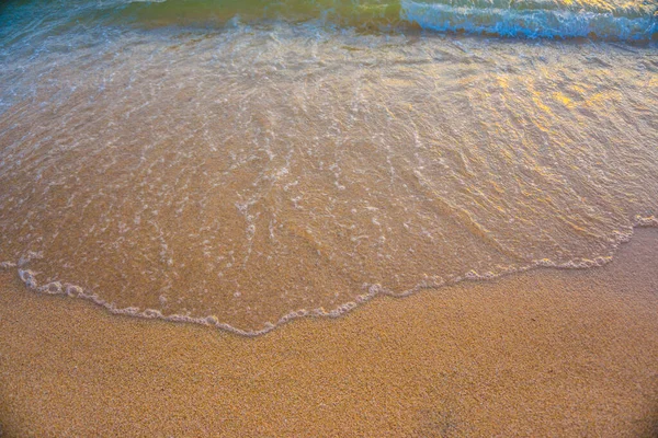 海浪海滩日落海岸线暑假旅游概念 — 图库照片