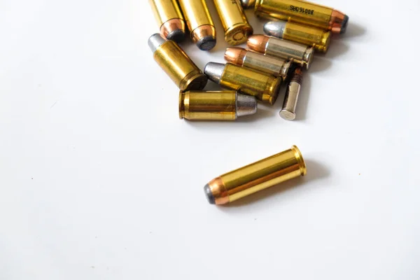 白の背景の自己防衛の概念上の手銃の弾丸のJhpとLrn火災腕のグループ — ストック写真