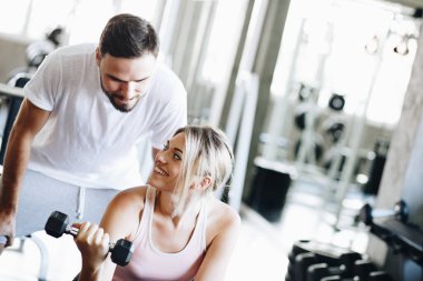 Spor çifti çatı katında birlikte ağırlık kaldırıyor sağlıklı bir yaşam tarzı.