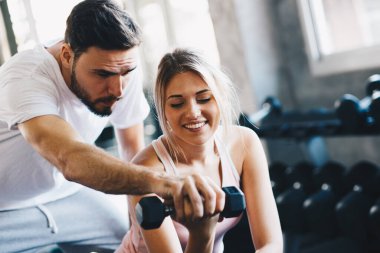 Spor çifti çatı katında birlikte ağırlık kaldırıyor sağlıklı bir yaşam tarzı.