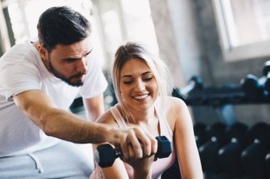 Spor çifti çatı katında birlikte ağırlık kaldırıyor sağlıklı bir yaşam tarzı.