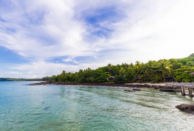 Deniz kıyısı turkuvaz suyunun doğa manzarası bulutlu mavi gökyüzüne karşı yaz tatili