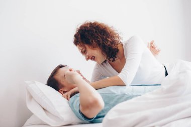 Yatakta birlikte uzanan güzel bir çift sabah uyanır.