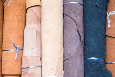 El sanatları atölyesindeki hakiki deri katlama.