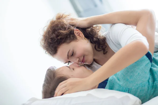 Schönes Paar Liegt Zusammen Auf Dem Bett Liebendes Paar Morgen — Stockfoto