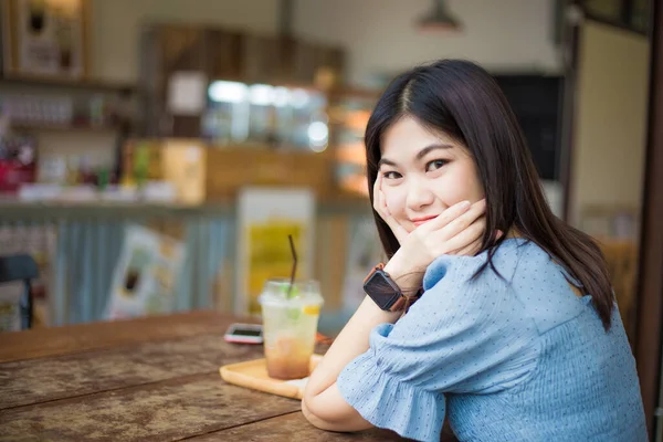 美しい女性がカフェで座っていますアイスサマーソーダドリンク女性でカフェ — ストック写真