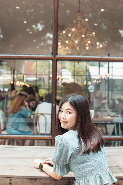 Mujer Sonriente Sentada Cafetería Art Loft Retrato Moda —  Fotos de Stock