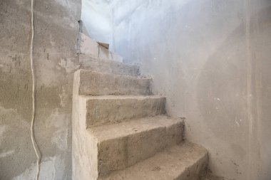 Modern ev inşaatı için çimento merdiveni.