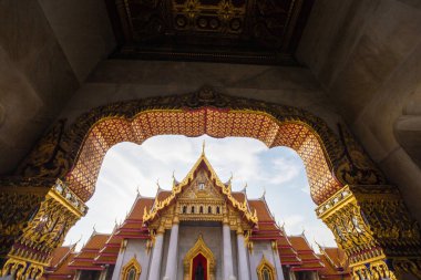 Bangkok, Tayland 'daki Mermer Tapınak' ın mavi gökyüzü bulutlu Wat Benchamabophit tapınağı