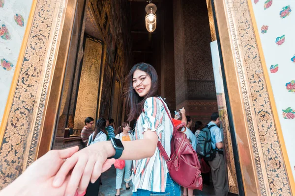 亚洲女人牵着男人的手跟随旅行在佛教庙宇的夫妇关系曼谷泰国 — 图库照片