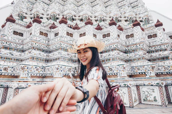 在泰国曼谷的佛寺中 女游客们牵着男人的手走着 — 图库照片