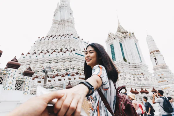 Azji Kobiety Wiodące Mężczyzna Ręka Śledzić Podróży Buddyjskiej Świątyni Para — Zdjęcie stockowe