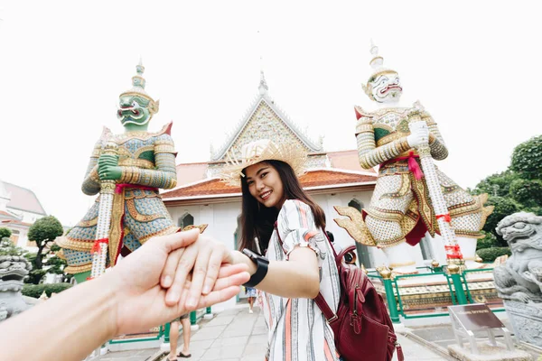 Tourist Women Leading Man Hand Travel Temple Buddha Statue Bangkok — Stock Photo, Image
