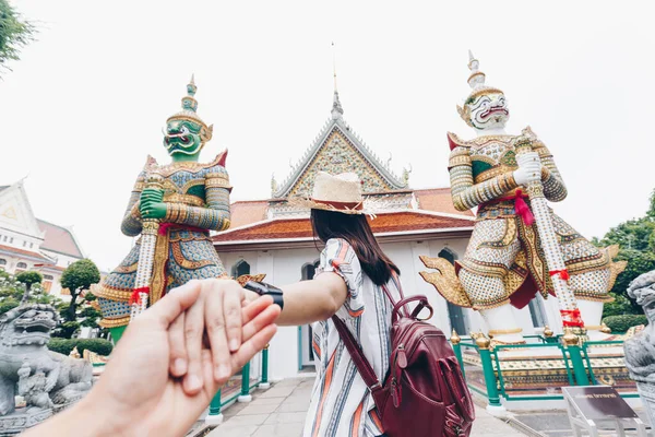 Turista Nők Vezető Férfi Kéz Utazás Templomban Buddha Szobor Bangkok — Stock Fotó