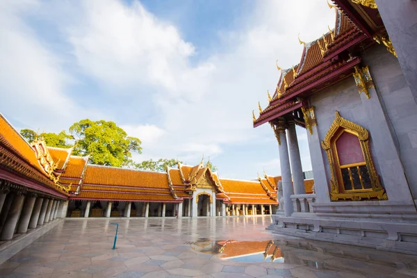 Wat Benchamabophit Templo Mármore Templo Céu Azul Com Nuvem Localizado — Fotografia de Stock