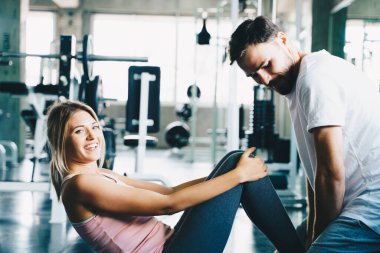 Erkekler ve kadınlar birlikte antrenman yapıyor. Dik otur ve spor salonunda Rectus Abdominis 'i kaslı yap.
