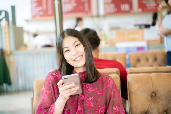 Beautiful Asian Women Use Smartphone Sitting Cafe Coffee Drink — Stock Photo, Image