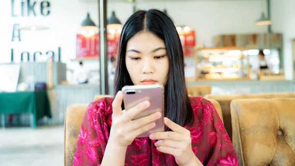 Красивые Азиатские Женщины Используют Смартфон Сидя Кафе Кофейным Напитком — стоковое фото