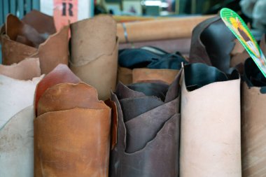 Bitkisel bronzlaştırılmış deri, el sanatları endüstrisi için el sanatları atölyesinde satılıyor.