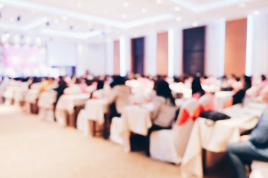 Seminer otelinin balo salonu iş geçmişinde oturan bulanık insanlar