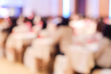 Seminer otelinin balo salonu iş geçmişinde oturan bulanık insanlar