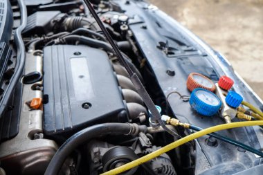 Otomatik mekanik monitör araba garajındaki klima sistemini kontrol etmek ve tamir etmek için
