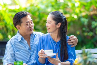 Son sınıf çifti sıcak kahve içerler. Mutlu bir son sınıf geçirirler.