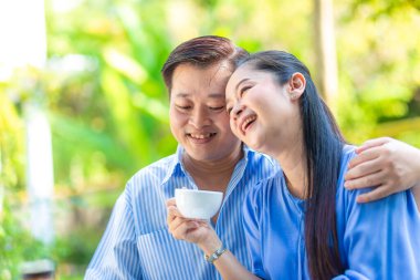 Son sınıf çifti sıcak kahve içerler. Mutlu bir son sınıf geçirirler.