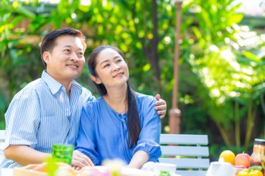 Son sınıf çifti sıcak kahve içerler. Mutlu bir son sınıf geçirirler.