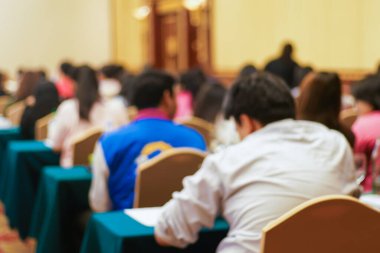 Seminer otel odası iş geçmişinde oturan bulanık bir grup insan.