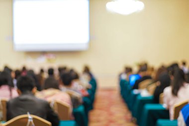 Seminer otel odası iş geçmişinde oturan bulanık bir grup insan.