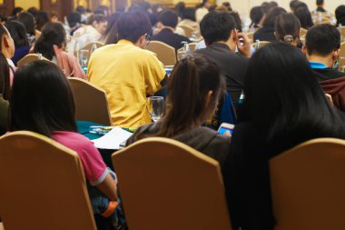 Seminer otel odası iş geçmişinde oturan bulanık bir grup insan.