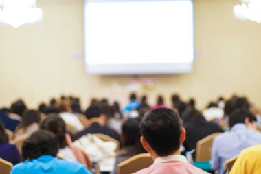 Seminer otel odası iş geçmişinde oturan bulanık bir grup insan.
