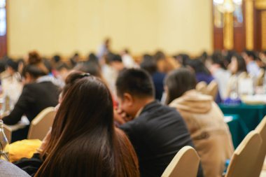 Seminer otel odası iş geçmişinde oturan bulanık bir grup insan.