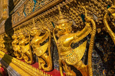 Altın dev melek heykeli Bangkok Tayland 'daki zümrüt Buda tapınağında duruyor.