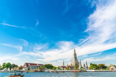 Chao phra Ya nehri arka planında seyahat teknesi ve Bangkok Tayland 'da şafak manzaralı tapınak.