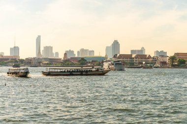 Chao phra Ya nehri arka planında seyahat teknesi ve Bangkok Tayland 'da şafak manzaralı tapınak.