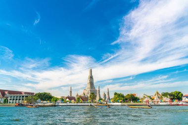 Chao phra Ya nehri arka planında seyahat teknesi ve Bangkok Tayland 'da şafak manzaralı tapınak.