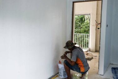 Modern Hpuse bina tasarımı konseptinin içini boyayan mekanik adam.