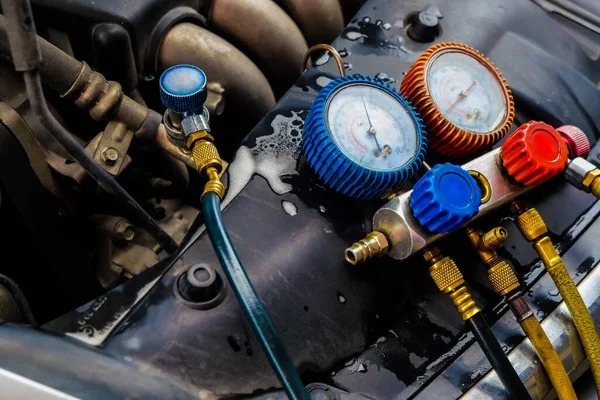 Automatisk Mekaniker Monitor För Att Kontrollera Och Fast Bil Luftkonditioneringssystem — Stockfoto