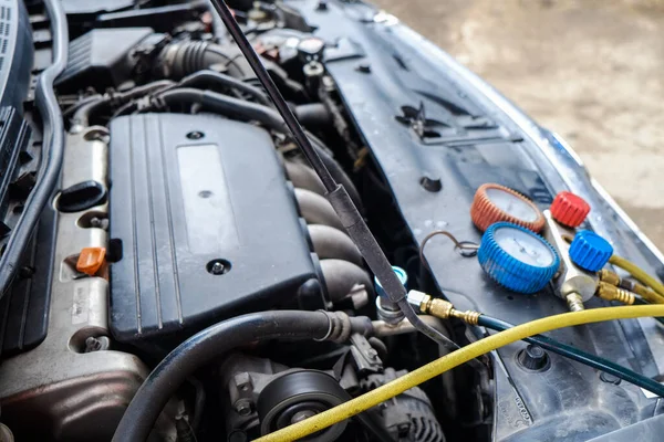 Automechaniker Kontrollieren Und Reparieren Auto Klimaanlage Autowerkstatt — Stockfoto