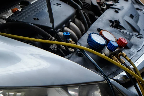 Automechaniker Kontrollieren Und Reparieren Auto Klimaanlage Autowerkstatt — Stockfoto