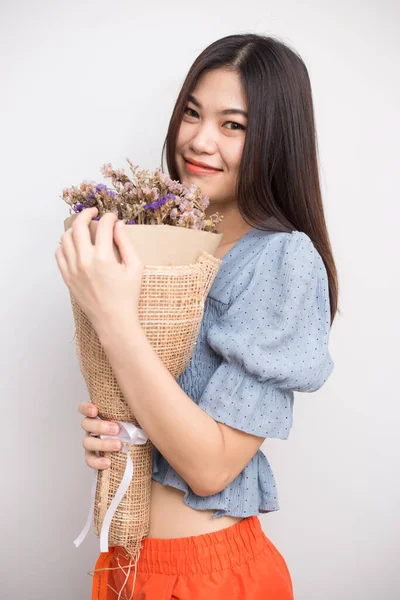 Hermosa Mujer Sonriente Feliz Sosteniendo Flores Secas Ramo Sobre Fondo —  Fotos de Stock