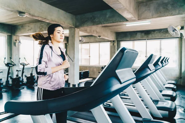 Krásné Asijské Ženy Běží Treafmill Fitness Tělocvičně Zdravá Dívka — Stock fotografie