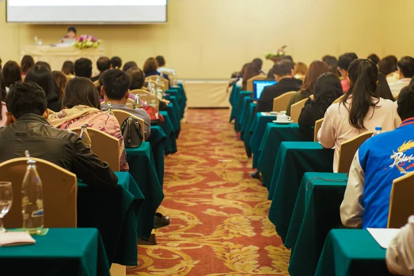 Seminer otel odası iş geçmişinde oturan bulanık bir grup insan.